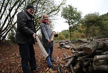 Hier wird aufger&auml;umt: Bernhard Brautlecht und Christiane Stolz von der NABU-Ortsgruppe in Blomberg zeigen, wo sie die &uuml;ppigen Haselnussstr&auml;ucher entfernt haben. - Jan Ahlers