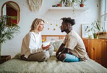 Mann und Frau führen ein ernstes Gespräch - Maria Diachenko/Westend61/dpa-tmn