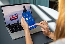 Eine Frau nutzt ein Handy, um einen ETA-Antrag zu stellen - Nico Tapia/dpa-tmn