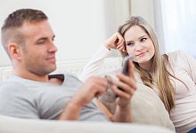 Frau schaut genervt zu ihrem Partner - Christin Klose/dpa-tmn