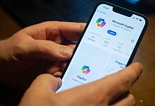 Jemand h&auml;lt ein Handy in der Hand - Franziska Gabbert/dpa-tmn