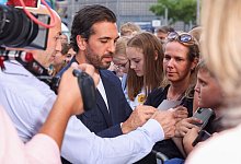 Elyas MBarek - umringt von Fans und Kameras. Fast wie im Film. - Gerald Matzka/dpa