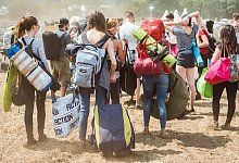 Besucher des Deichbrand Festival mit Gep&auml;ck - Mohssen Assanimoghaddam/dpa