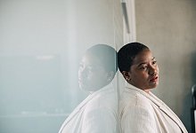 Eine Frau lehnt nachdenklich an einer Wand - Zacharie Scheurer/dpa-tmn/dpa