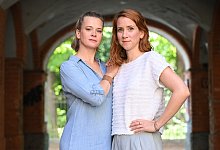 Die Schauspielerinnen Caroline Hanke (l) und Lena D&ouml;rrie sind die Hauptdarstellerinnen der neuen ZDF Krimi-Serie &laquo;Mordsschwestern&raquo;. - Jens Kalaene/dpa