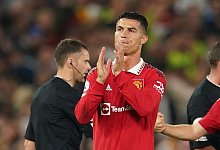 Kam erst sehr sp&auml;t im Spiel gegen den FC Liverpool zum Einsatz: Cristiano Ronaldo von Manchester United applaudiert nach Abpfiff. - Dave Thompson/AP/dpa