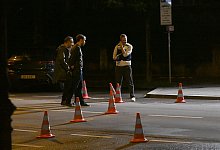 Frau sticht auf Menschen ein - Polizei erschie&szlig;t sie - Felix H&ouml;rhager/dpa