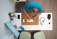 Ein Hausarzt sitzt in einem Sprechzimmer - Sebastian Kahnert/dpa/dpa-tmn