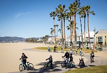 Radfahrer am Strand von Santa Monica - Max Whittaker/Visit California/dpa-tmn