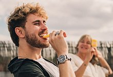 Mann isst ein Eis am Stiel - Zacharie Scheurer/dpa-tmn