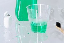 Ein Becher mit einer Mundsp&uuml;ll&ouml;sung steht in einem Bad - Anna Hirte/dpa-tmn