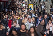 Passanten - Marijan Murat/dpa