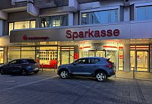 Polizei durchsucht Sparkasse nach Millionen-Coup - Michael Weber/WtV News/dpa