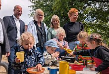 Übergabe der Matschküchen an Kalletaler Kitas - 1 - Annika Langhagel