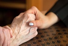 Tochter und Mutter halten sich an den H&auml;nden - Silvia Marks/dpa-tmn