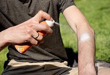 Alte Sonnenmilch nicht mehr verwenden - Foto: Zacharie Scheurer/dpa-tmn