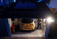 Solarstrom für Elektroautos - Marijan Murat/dpa