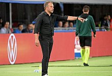 Bundestrainer Hansi Flick verfolgt das Spiel gegen Italien. - Federico Gambarini/dpa