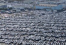 Autos auf Halde - Henning Kaiser/dpa