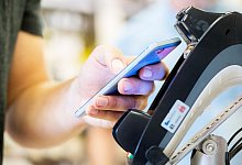 Eine Person zahlt via Smartphone - Franziska Gabbert/dpa-tmn/dpa