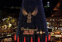Riesiger Weihnachtsbaum auf dem Dortmunder Weihnachtsmarkt - Dieter Menne/dpa