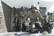 Denkmal f&uuml;r Warschauer Aufstand 1944 - Friedemann Kohler/dpa