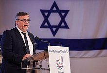 Hape Kerkeling bei einer Rede in einer Synagoge. - Oliver Berg/dpa