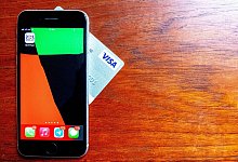 Handy und Kreditkarte - Bernd Diekjobst/dpa-tmn