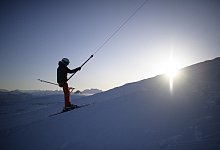 Mit dem Schlepplift auf den Berg - Foto: Gian Ehrenzeller