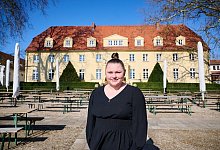 Salina Worm, die Gesch&auml;ftsf&uuml;hrerin von Schloss Diedersdorf, vor dem Familienbetrieb in Gro&szlig;beeren. - Annette Riedl/dpa