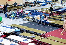 Geflüchtete aus der Ukraine sitzen in einer Flüchtlingsunterkunft im Landkreis Peine in Niedersachsen. - Moritz Frankenberg/dpa