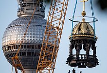 Humboldt Forum erh&auml;lt Kreuz - Foto: Bernd von Jutrczenka/dpa