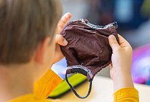 Ein Schulkind mit Maske - Foto: Robert Michael/dpa-Zentralbild/dpa/Symbolbild