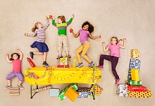 Kinder mit Partyutensilien - Leander Baerenz/Westend61/dpa-tmn