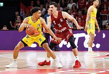 Albas Maodo Lo (l) und Bayerns Nihad Dedovic k&auml;mpfen um den Ball. - Matthias Balk/dpa