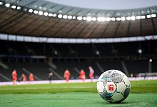 Ein Spielball liegt auf dem Rasen. - Stuart Franklin/Getty Images Europe/Pool/dpa/Symbolbild