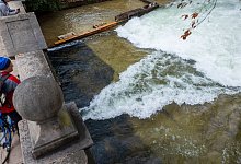 Weitere Entwicklung an der Eisbachwelle - Peter Kneffel/dpa