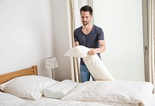 Mann mit verschiedenen Kopfkissen - Christin Klose/dpa-tmn