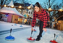 Sch&ouml;n frostig wars gestern zur Er&ouml;ffnung des Weihnachtsmarktes. Auf dem Klosterplatz testet Vanessa Durakovic die neue gro&szlig;e Eisstockbahn. Sie besteht aus Kunststoffplatten mit eingepresster K&uuml;hlfl&uuml;ssigkeit und funktioniert ohne Wasser und Strom. - Barbara Franke