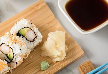 Sushi, Wasabi, eingelegter Ingwer und Sojasauce - Christin Klose/dpa-tmn
