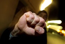 Junger Mann hebt seine geballte Faust - Karl-Josef Hildenbrand/dpa/dpa-tmn