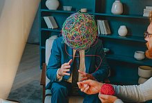 Ein Psychotherapeut in Aktion mit einem Patienten - Elisatim/Westend61/dpa-tmn