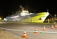 Manövrierunfähige Helgolandfähre erreicht Festland - Bodo Marks/dpa