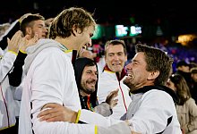 Teamkapitän Michael Kohlmann (r) und Alexander Zverev: Deutschlands Nummer Eins wird dem Team wohl im Finalturnier fehlen. - Frank Molter/dpa