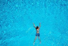 Augen mit Wasser sp&uuml;len - Foto: Sebastian Gollnow