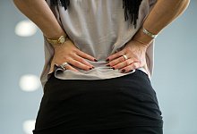 R&uuml;ckenschmerzen - Foto: Arno Burgi/dpa