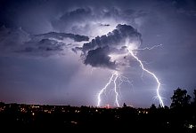 Blitze sind am Himmel bei Görlitz zu sehen - Florian Gaertner/dpa-Zentralbild/dpa-tmn