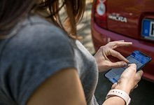 Eine Frau nutzt Google Maps - Christin Klose/dpa-tmn