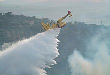 L&ouml;schflugzeug - Foto: Alessandro Tocco/LaPresse via AP/dpa