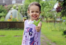 Kind mit Blatt - Foto: Mascha Brichta/dpa-tmn